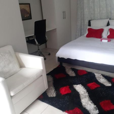 Ruros Guest House Кемптън Парк Екстериор снимка
