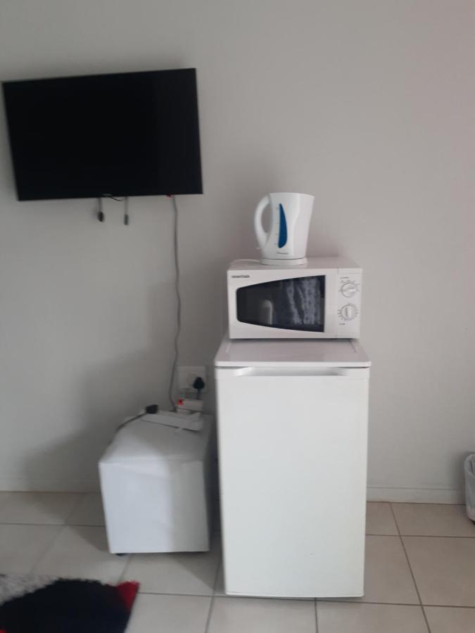 Ruros Guest House Кемптън Парк Екстериор снимка