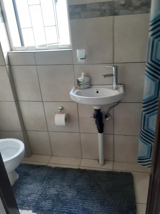 Ruros Guest House Кемптън Парк Екстериор снимка