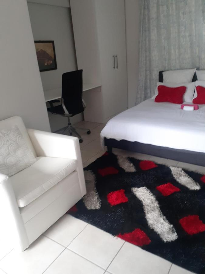 Ruros Guest House Кемптън Парк Екстериор снимка