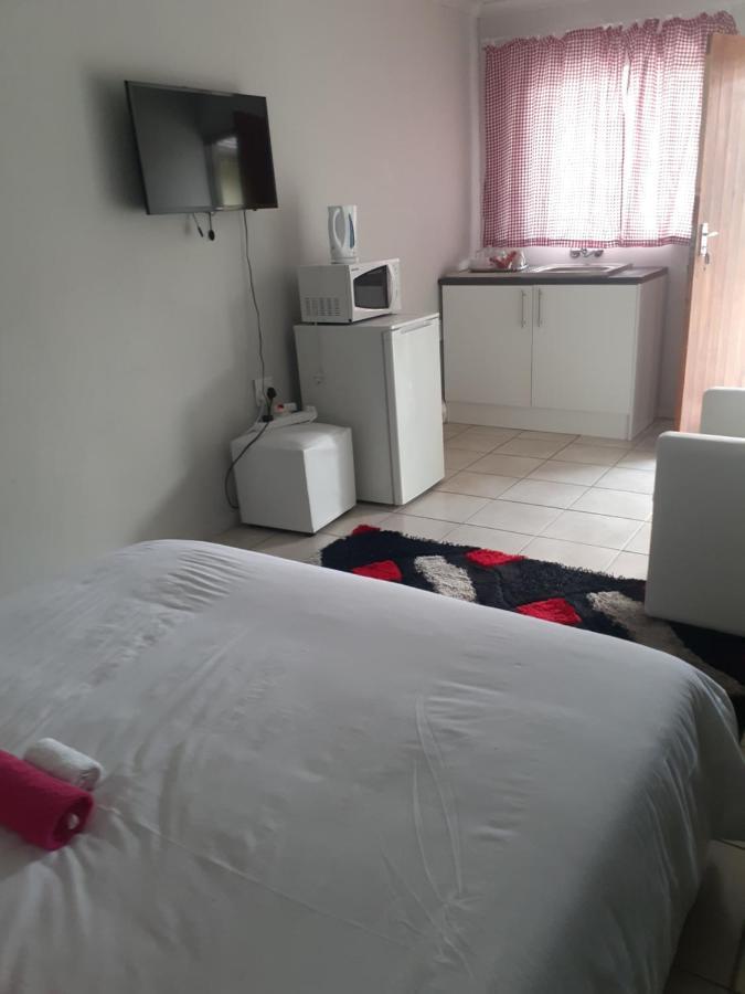Ruros Guest House Кемптън Парк Екстериор снимка