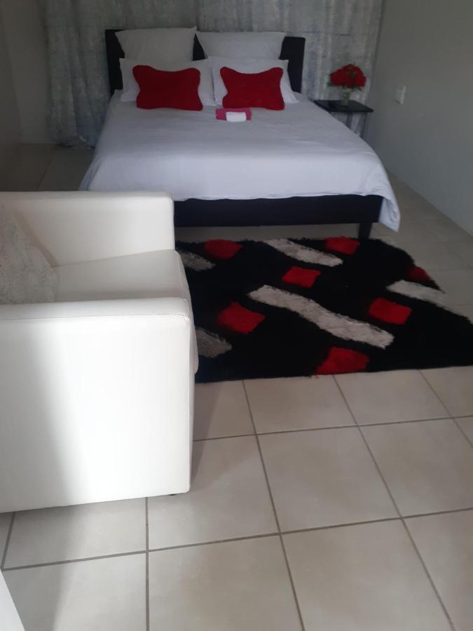 Ruros Guest House Кемптън Парк Екстериор снимка