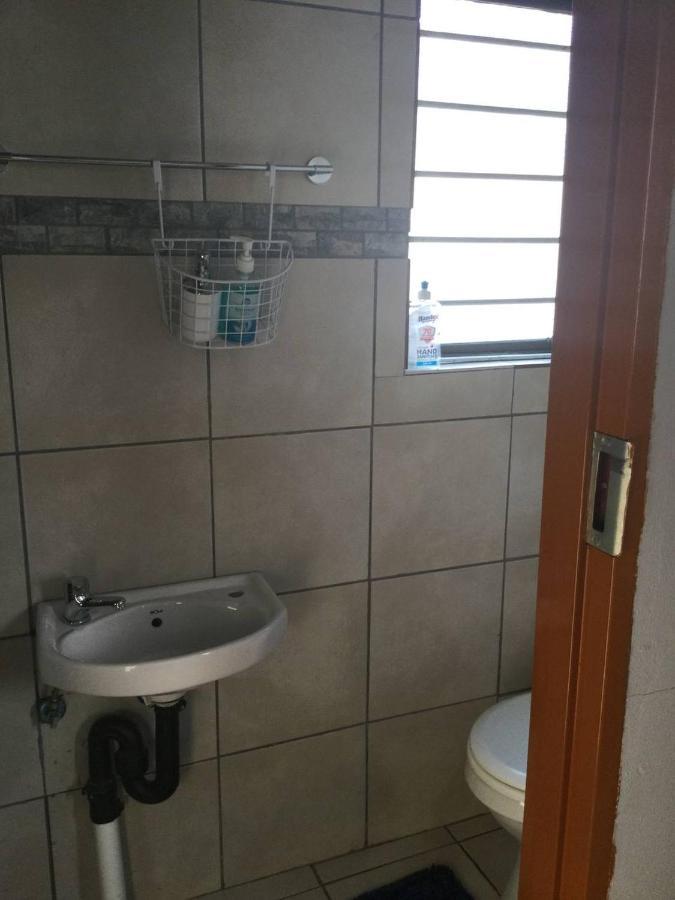 Ruros Guest House Кемптън Парк Екстериор снимка
