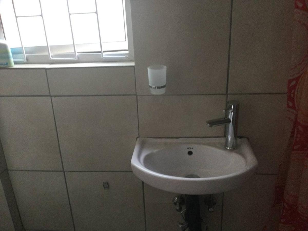 Ruros Guest House Кемптън Парк Екстериор снимка